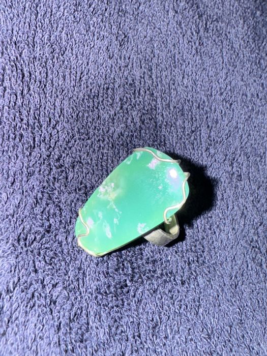 Продаю кольцо с натуральным хризопраззом