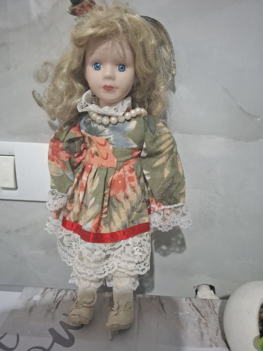 Papusa porțelan 35 cm inaltime 50 cm
