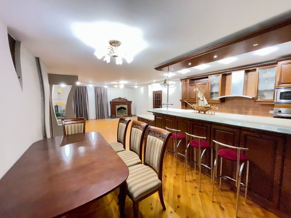 Срочно продажа кв  Ракат Махалля 5 ком 3/4 этаж 236м2