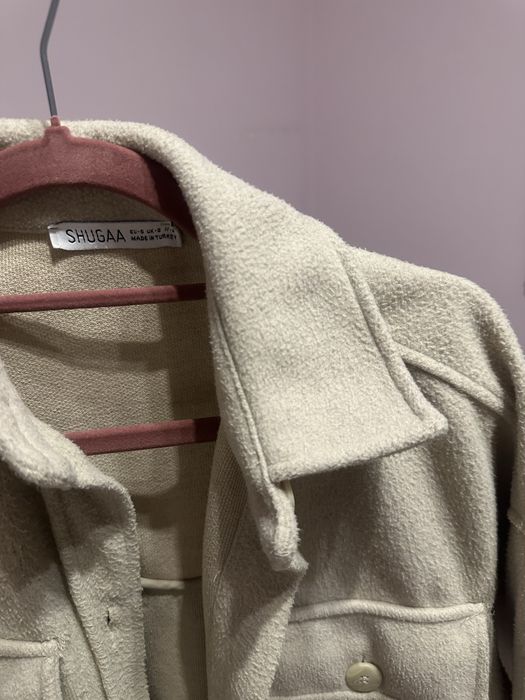 Бежова риза-яке