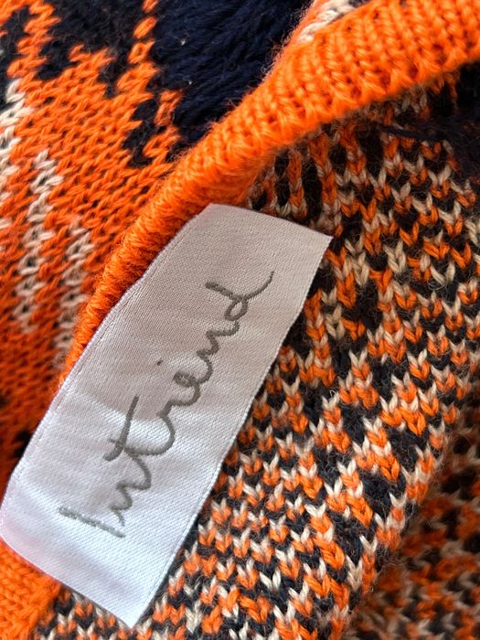 Оранжев пуловер с интересен гръб Intrend Maxmara и деним Levi’s 28