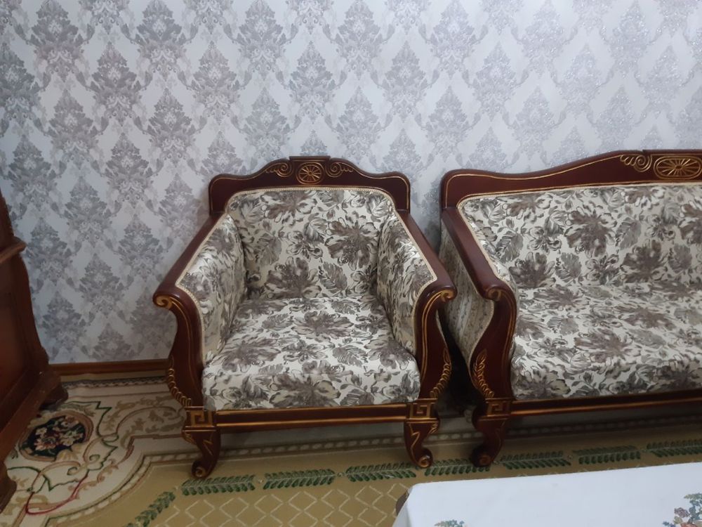 Реставрация обивка мягкой мебели и стульев.