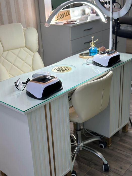 Birou cu aspirator încorporat