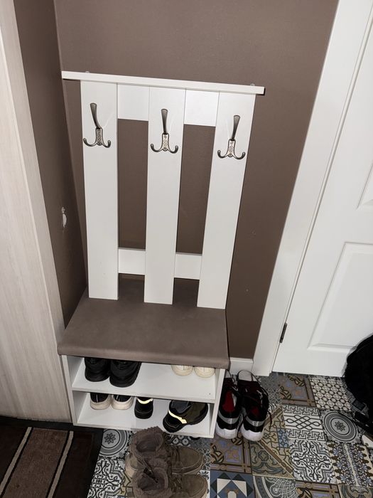 Продам небольшую вешалку для верхней одежды