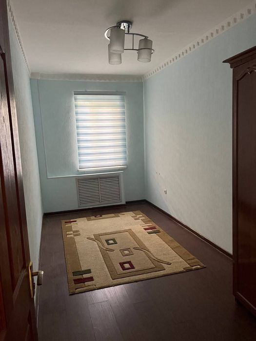 Yakkasaroy Oybek metrosi yaqinida sherglikka yoki oilaga kvartira bor