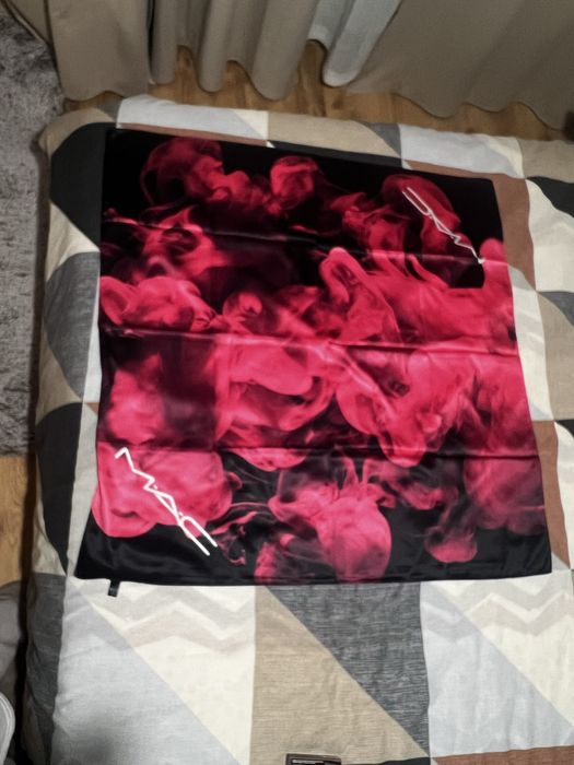 Правоъгълен шал на Mac Cosmetics