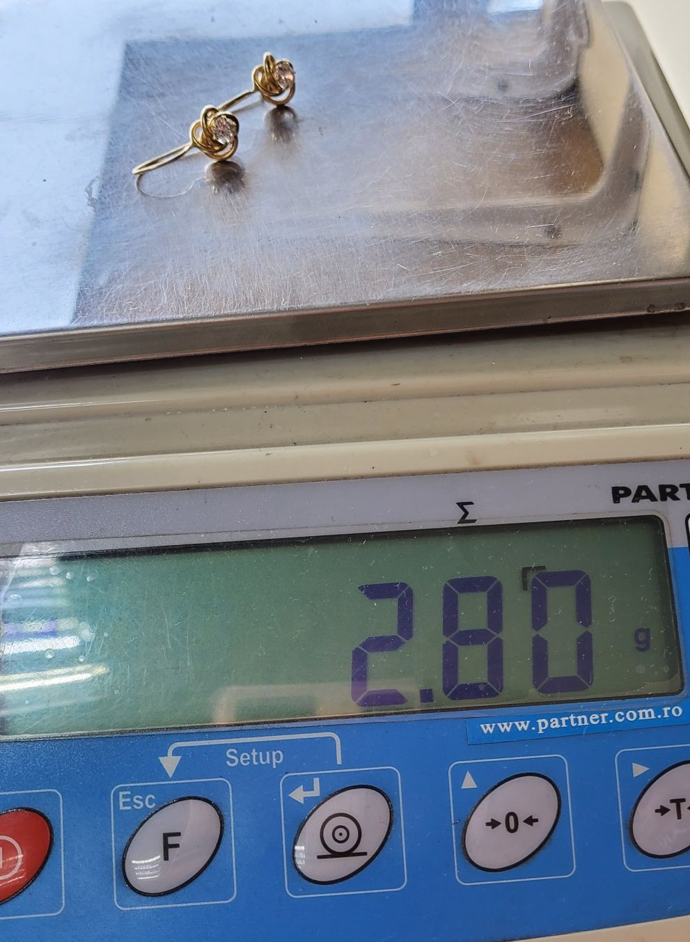 Cercei din aur de 14K model trandafir cu zirconiu – gramaj 2,80 gr