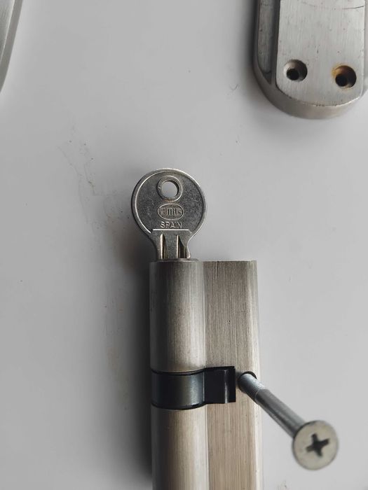 Продавам метални врати