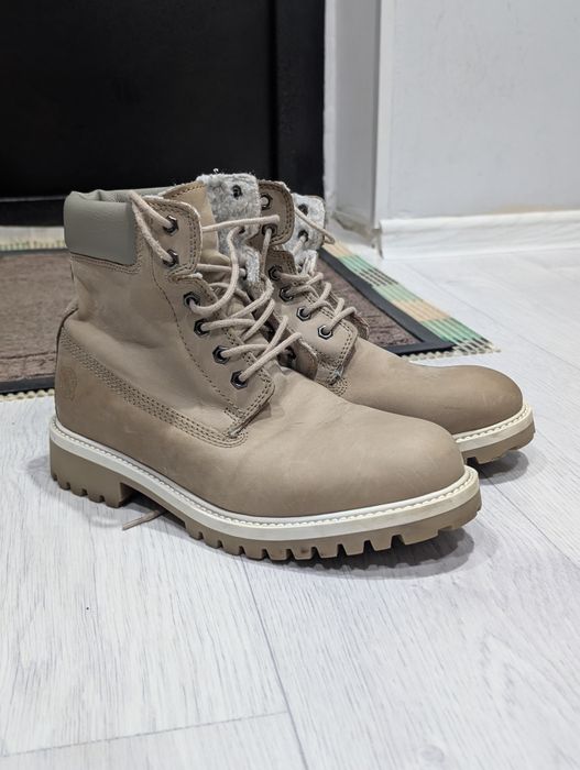 Продам женские ботинки