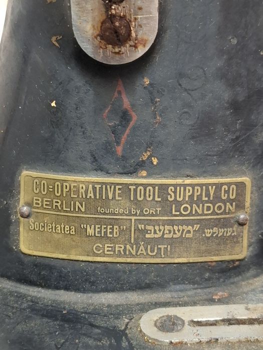 Mașină cusut veche industriala bazată pe Singer