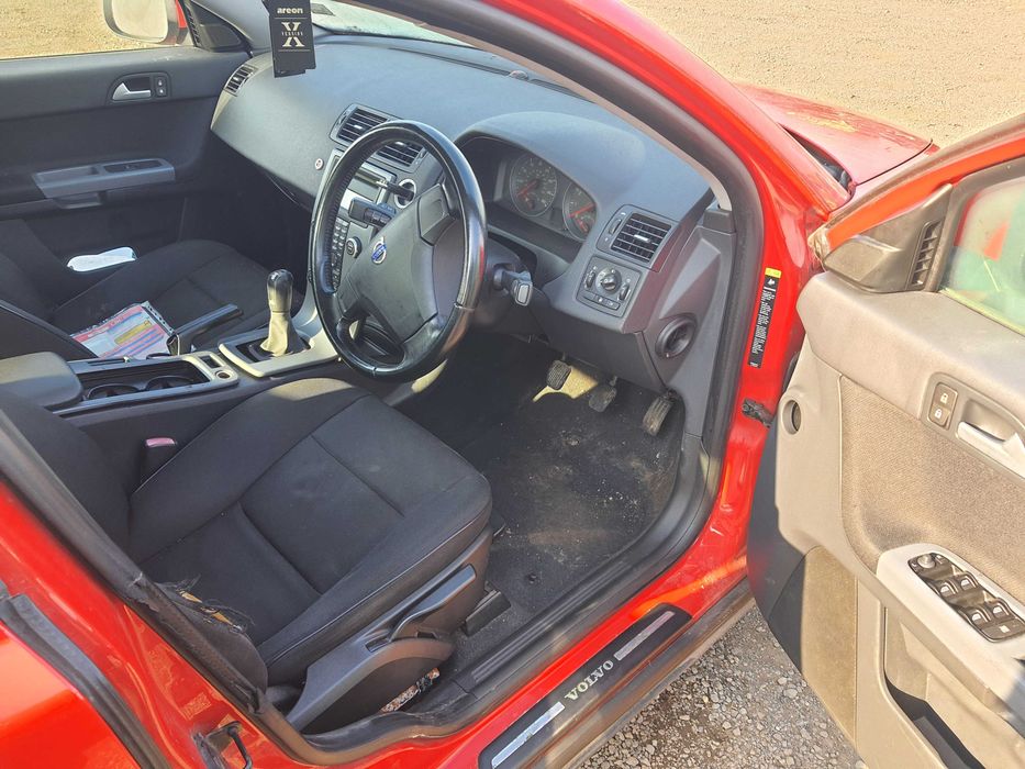 На части! Volvo S40 1.6