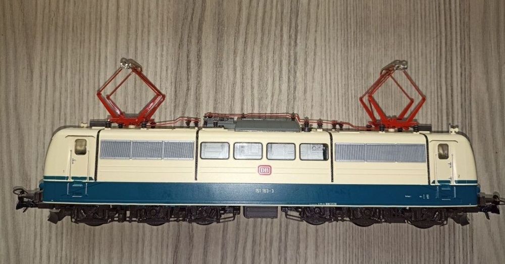 Locomotiva digitala Roco br151
Tracțiune integrală pe toate axele 
D