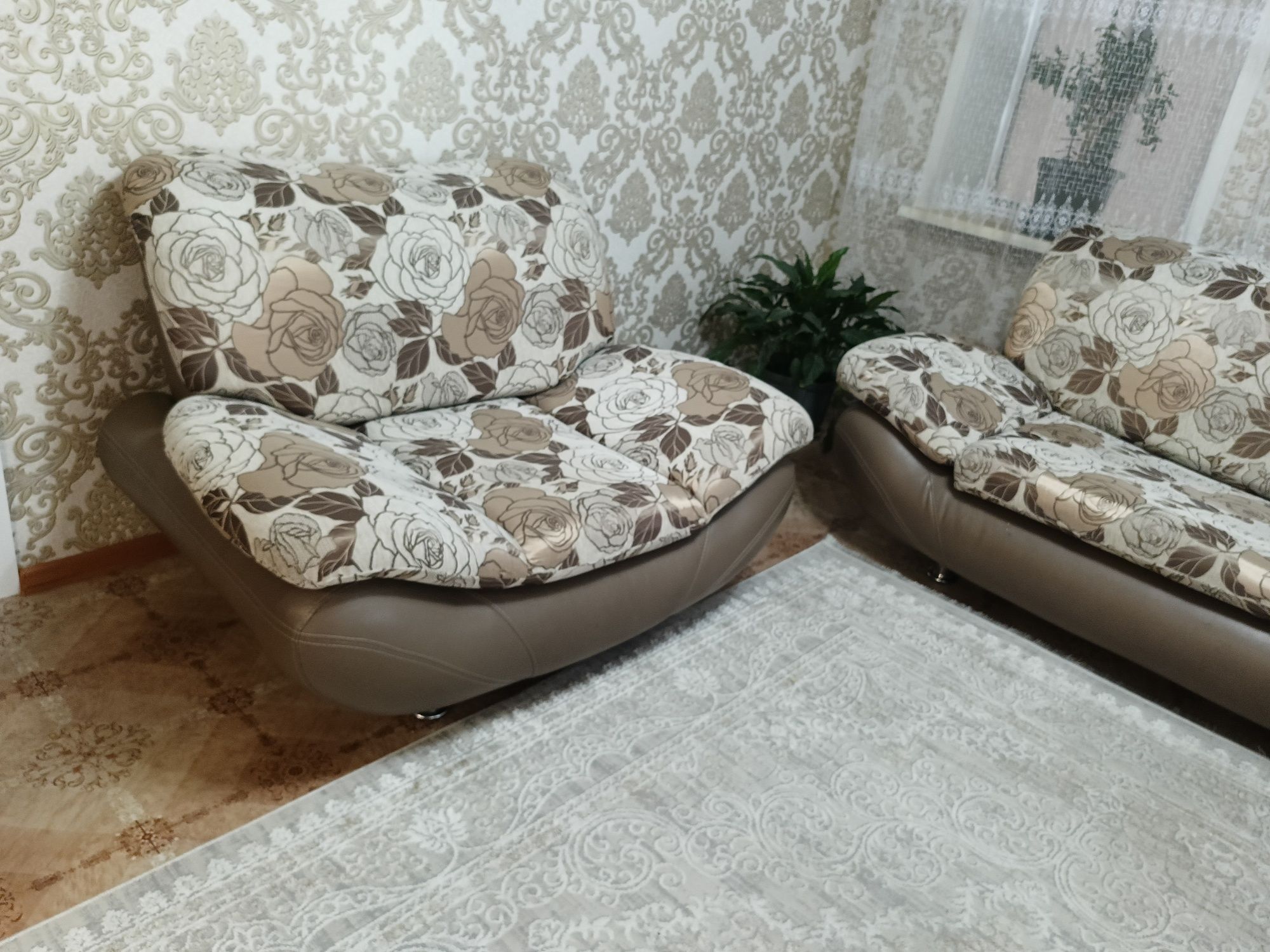 Продам диван и 2 кресла в хорошем состоянии.