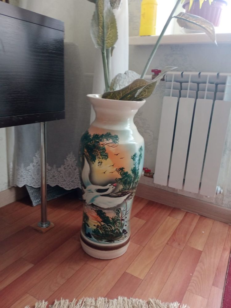 Шикарная ваза напольная для интерера .