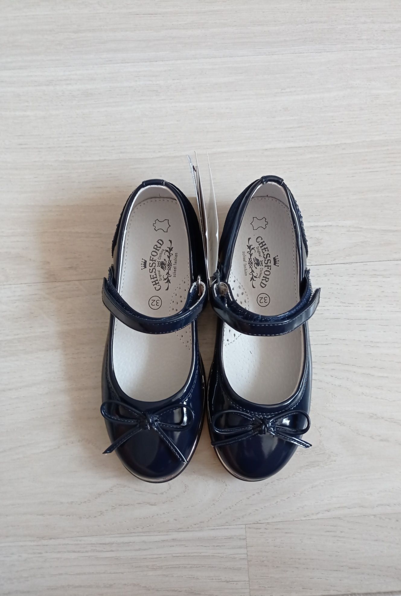 Новые,  школьные, стильные туфли для девочки темно-синего цвета