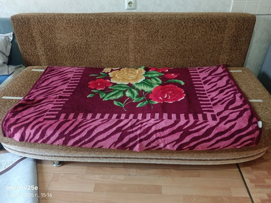 Диван софа ,коричневого цвета