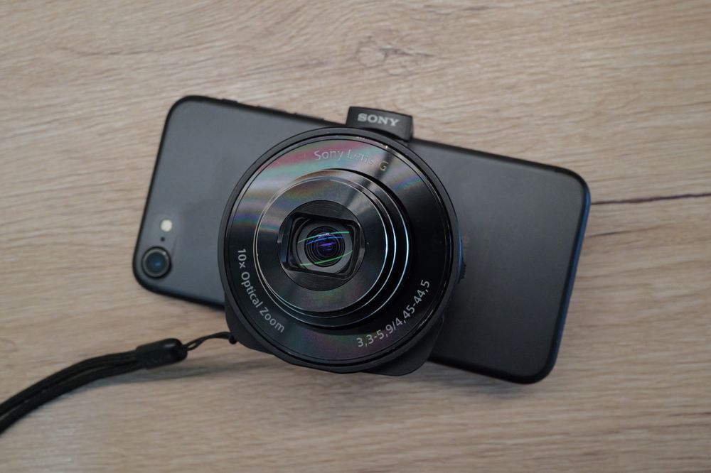 Aparat foto Sony Cybershot DSC-QX10 cu WiFi Lentila G 18 megapixeli