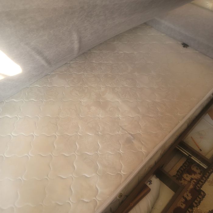 Кровать односпальная  в хорошем состоянии вместе с 2мя матрсами