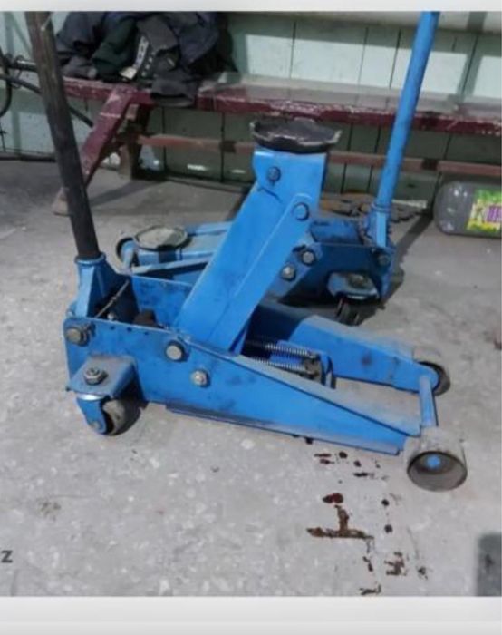 Продам 3 тонный домкрат