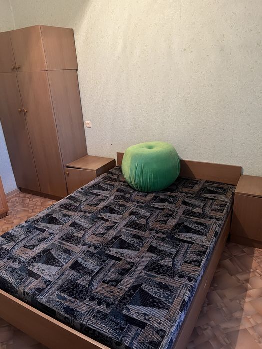 Кровать, две тумбы, шкаф