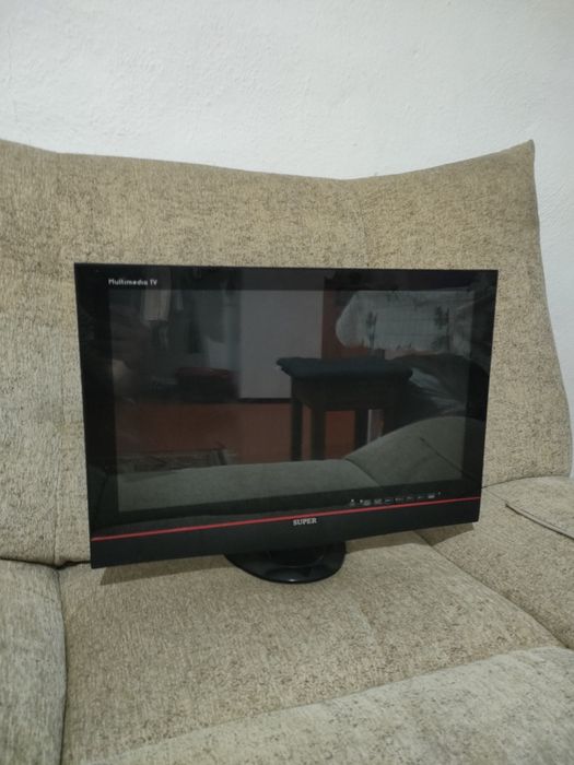 Тиливизор пульт имеется.