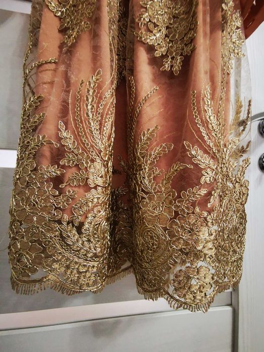 Rochie cu voal fin și broderie manuala