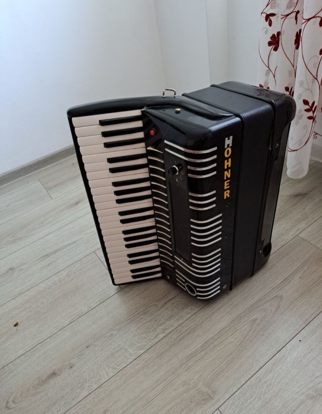 Vând sau schimb acordeon midi hohner