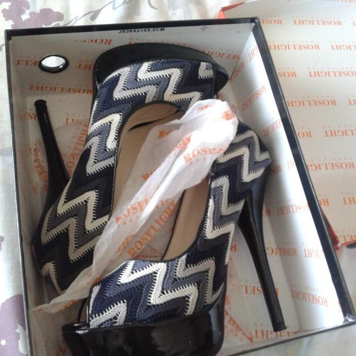 Елегантни дамски обувки с висок ток