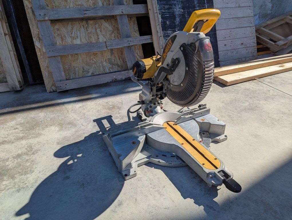 Професионален DeWalt DW718XPS 1600W