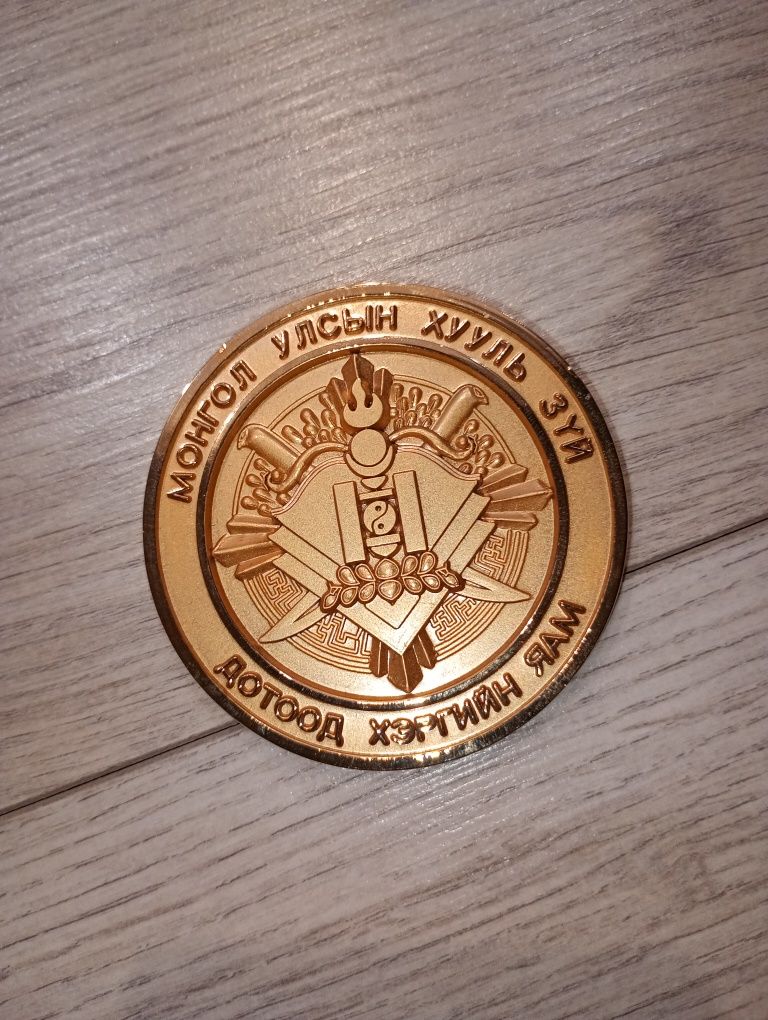Продаются значки и монета