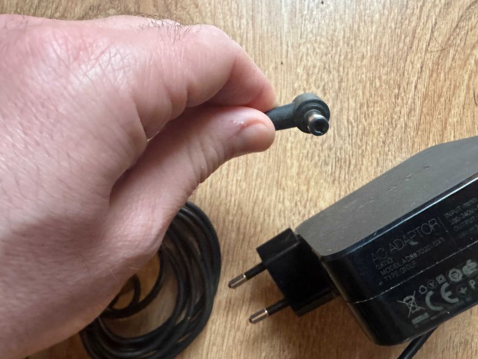 Оригинално зарядно за лаптоп Asus 19V 3.42A AD887020