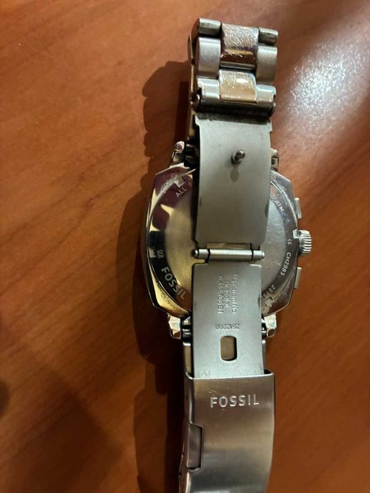 Продавам часовник Фосил много запазен