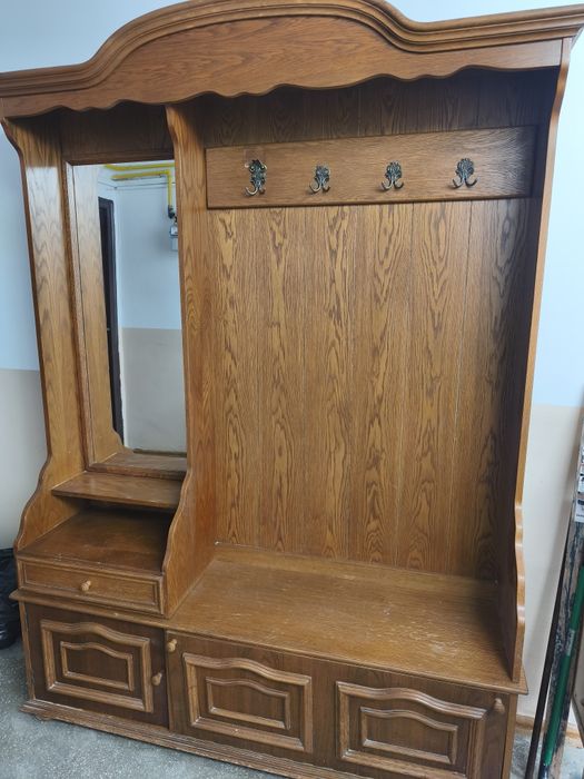 Vând cuier din lemn masiv