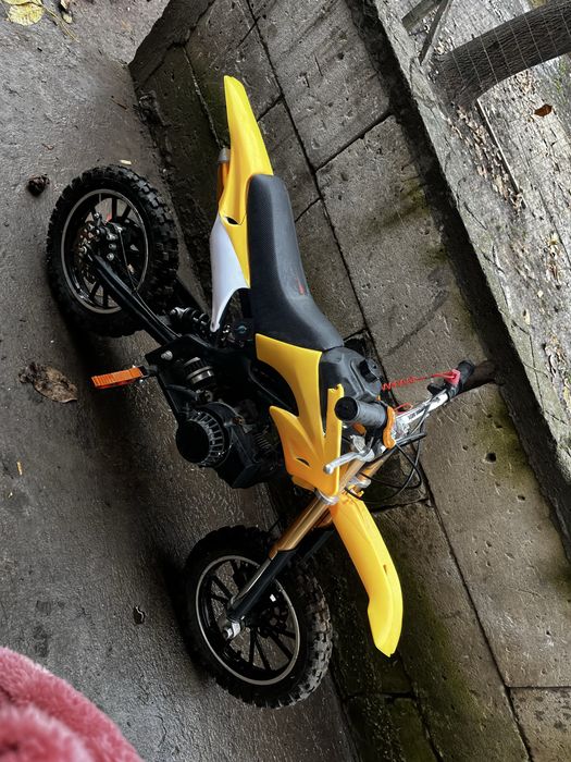 Vand motocicleta copii necesita cateva reparatii bujii