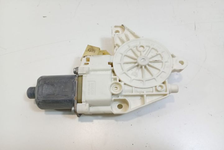 Motoras macara stanga spate A2048200542 Mercedes-Benz E-Class W212 se