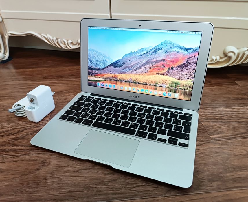Apple MacBook Air + Чехол и зарядка.