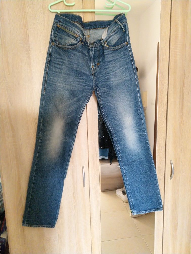 Продавам мъжки дънки Levi's