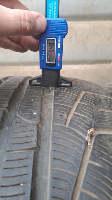 Pirelli sotto zero M+S  245/40/18  5-6 мм грайфер 2012 г