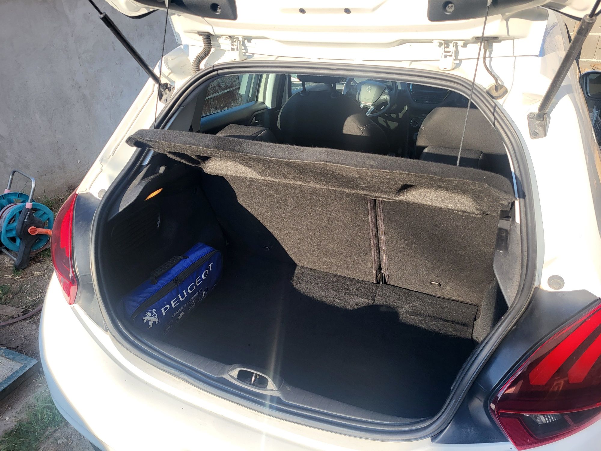 Продавам Пежо 208 Peugeot
