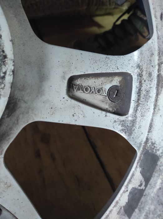 Джанти с гуми за Тойота Рав4 17 оригинални.  4