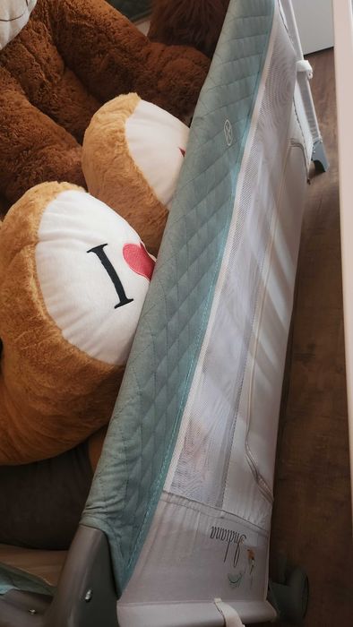 Бебешки кошари едната е сгъваема, другата е дървена