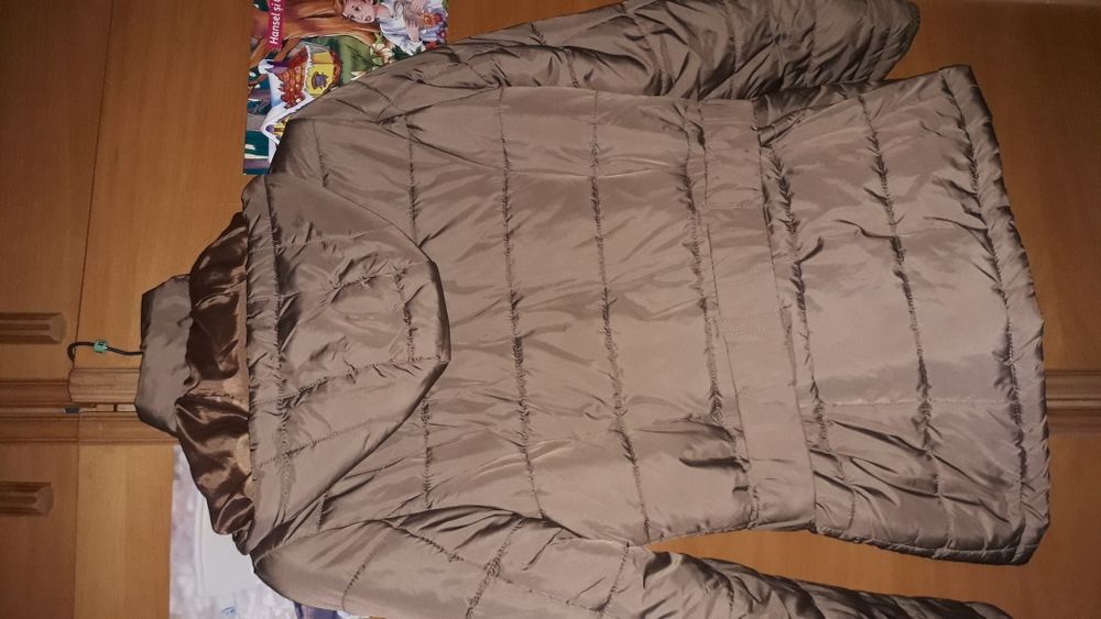 Geaca dama de iarna bej marimea 42 f.usoara si calduroasa
