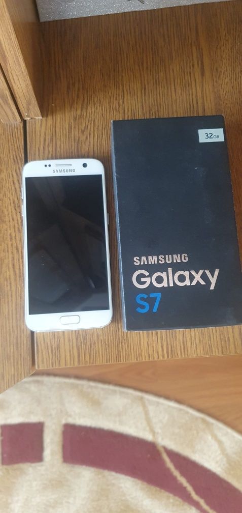 Vând samsung s7 .