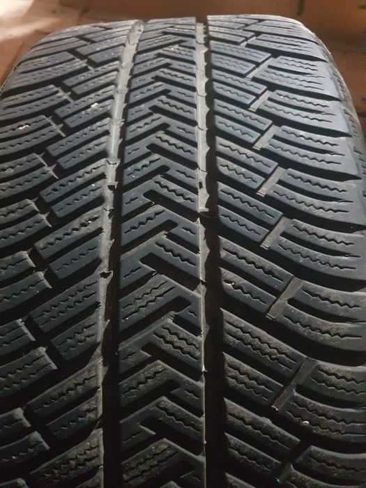 Vand 2 cauciucuri de iarna