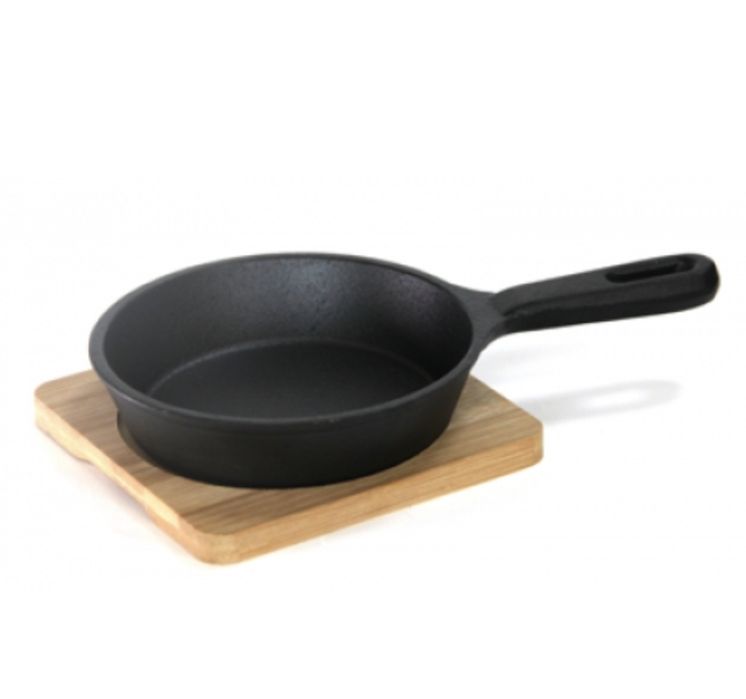 Чугунен тиган с поставка