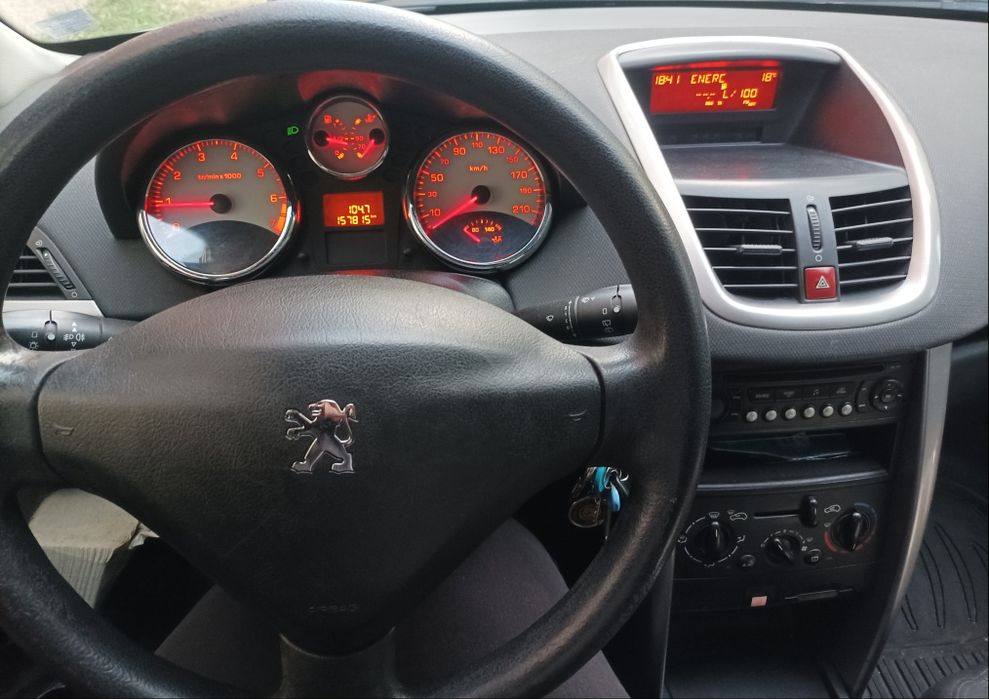 Продавам Пежо 207
