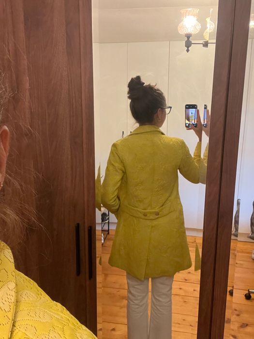 Pardesiu galben de la Desigual