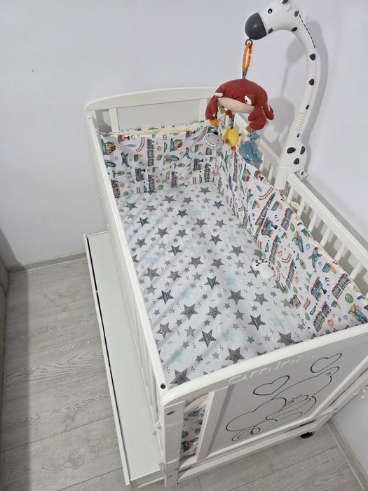 Patut Qmini 120cm / 60cm cu saltea de 10cm si reglabila pe 3 nivele.