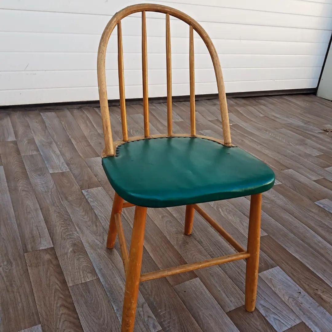 Vintage Скандинавски стол с извивки на облегалката и кожена седалка.
Ц