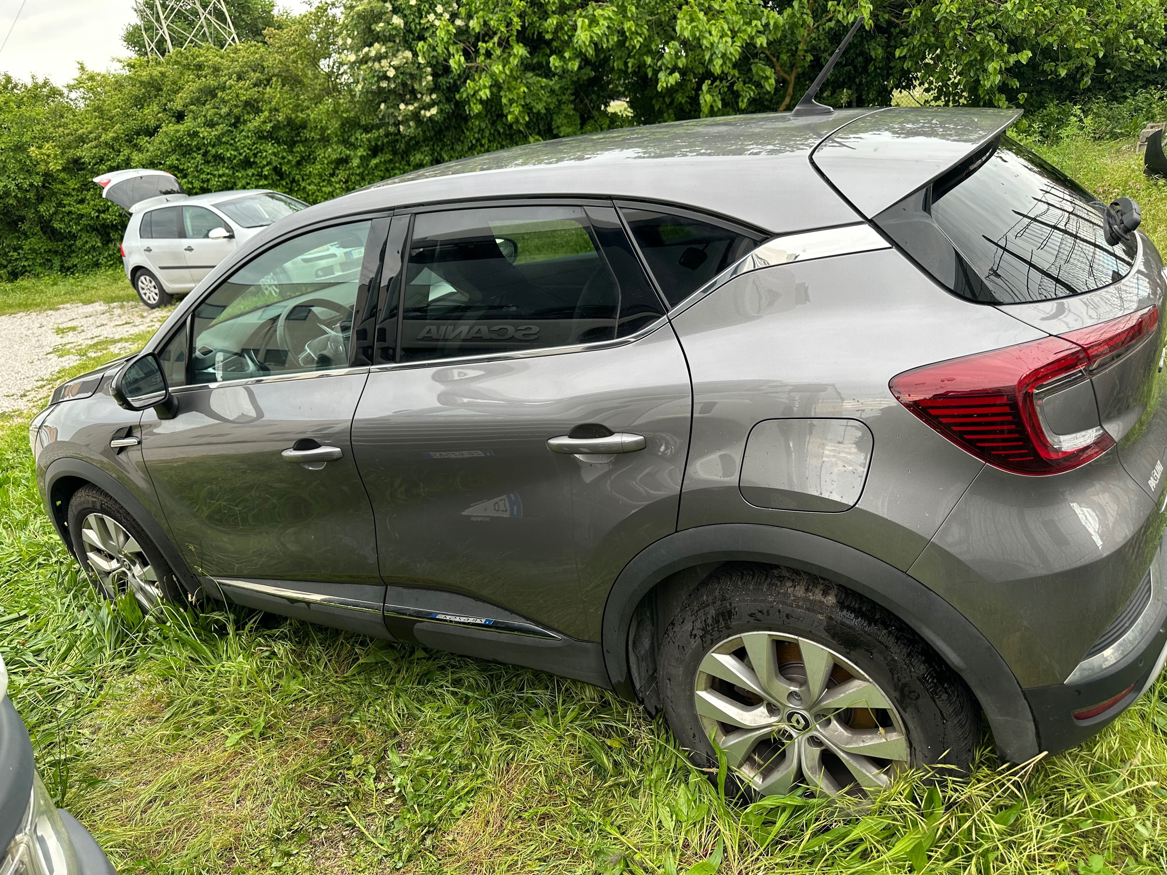 Renault Captur 1.6 PHEV E-Tech Intens CUTIE DE VITEZA defecta